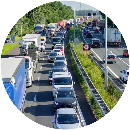 Dichter Verkehrsstau auf der Autobahn mit Autos und Wohnmobilen, die den Sicherheitsabstand zum Vordermann beim Anhalten einhalten müssen