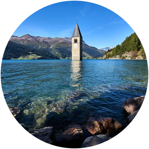 Kirchturm ragt aus dem Reschensee