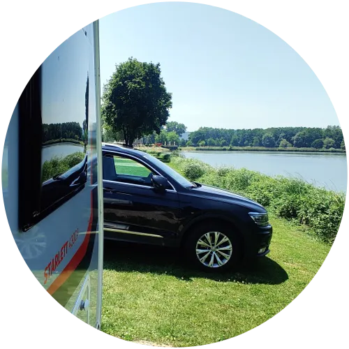 Wohnwagen und Auto am Campingplatz Sulmsee mit Blick auf den See – Zwischenstopp auf dem Weg nach Kroatien