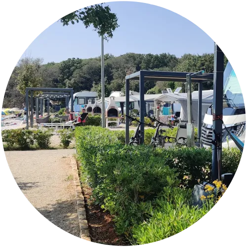 Stellplätze mit Pergola und Meerblick auf dem Campingplatz Mon Perin in Kroatien, geeignet für Zelt, Wohnmobil und Wohnwagen