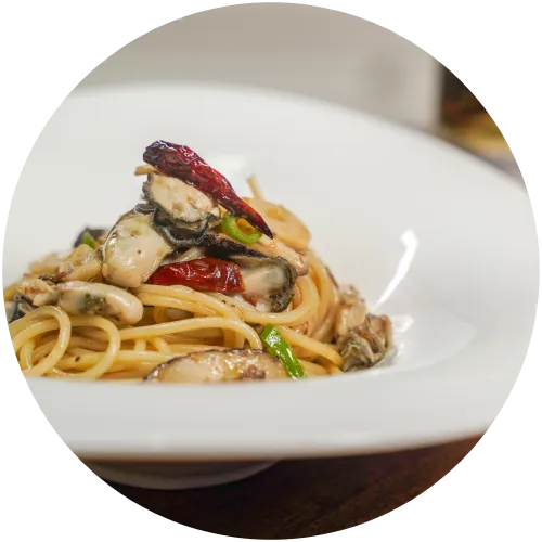 Spaghetti mit Meeresfrüchten, Muscheln und getrockneten Tomaten in Restaurant nahe Olea Camping Novalja auf Insel Pag