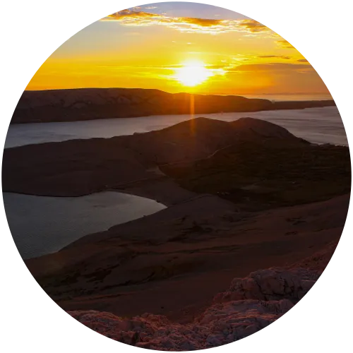 Spektakulärer Sonnenuntergang über der Karstlandschaft und dem Meer der Insel Pag in Kroatien