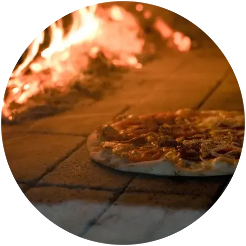 Frische Pizza im traditionellen Holzofen des Restaurants am Olea Camping Pag in Kroatien