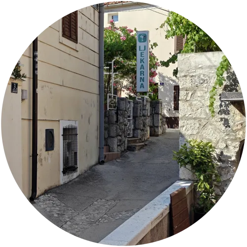 Apotheke (Ljekarna) in der Altstadt von Omišalj Ein grünes Schild mit der Aufschrift Ljekarna weist in einer engen, charmanten Steingasse der Altstadt von Omišalj den Weg zur lokalen Apotheke.
