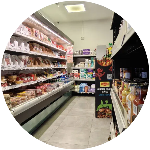 Gut sortierter Camping-Supermarkt am Camping Omišalj Der Innenbereich des gut sortierten Supermarkts auf dem Campingplatz Omišalj mit gefüllten Kühlregalen für Lebensmittel, Verkaufsständern und Regalen mit Produkten für den täglichen Bedarf.