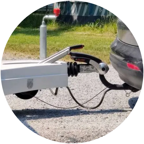 Zu langes 13-poliges Wohnwagen-Kabel hängt an der Deichsel durch Das 13-polige Elektrokabel und Abreißseil eines Wohnwagens hängen an der Anhängerkupplung tief durch und drohen auf den Boden zu schleifen.