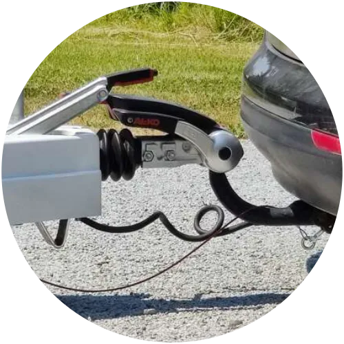 Wohnwagen-Kabel eingedreht: Effektiver Trick gegen durchhängendes Kabel an der Anhängerkupplung Eingedrehtes 13-poliges Wohnwagen-Kabel an der Anhängerkupplung, das durch die Verdrillung nicht mehr auf den Boden schleift.